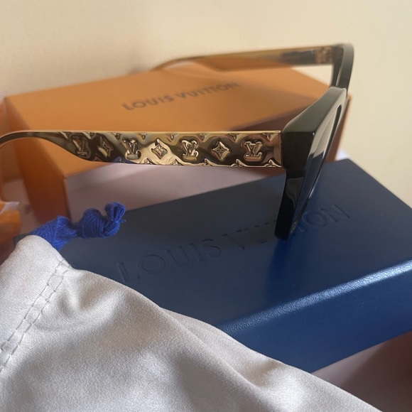 Louis Vuitton Sunglasses - Picture 4 of 4